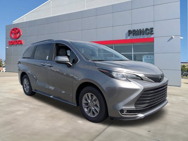New 2026 Toyota Sienna XLE FWD image 2