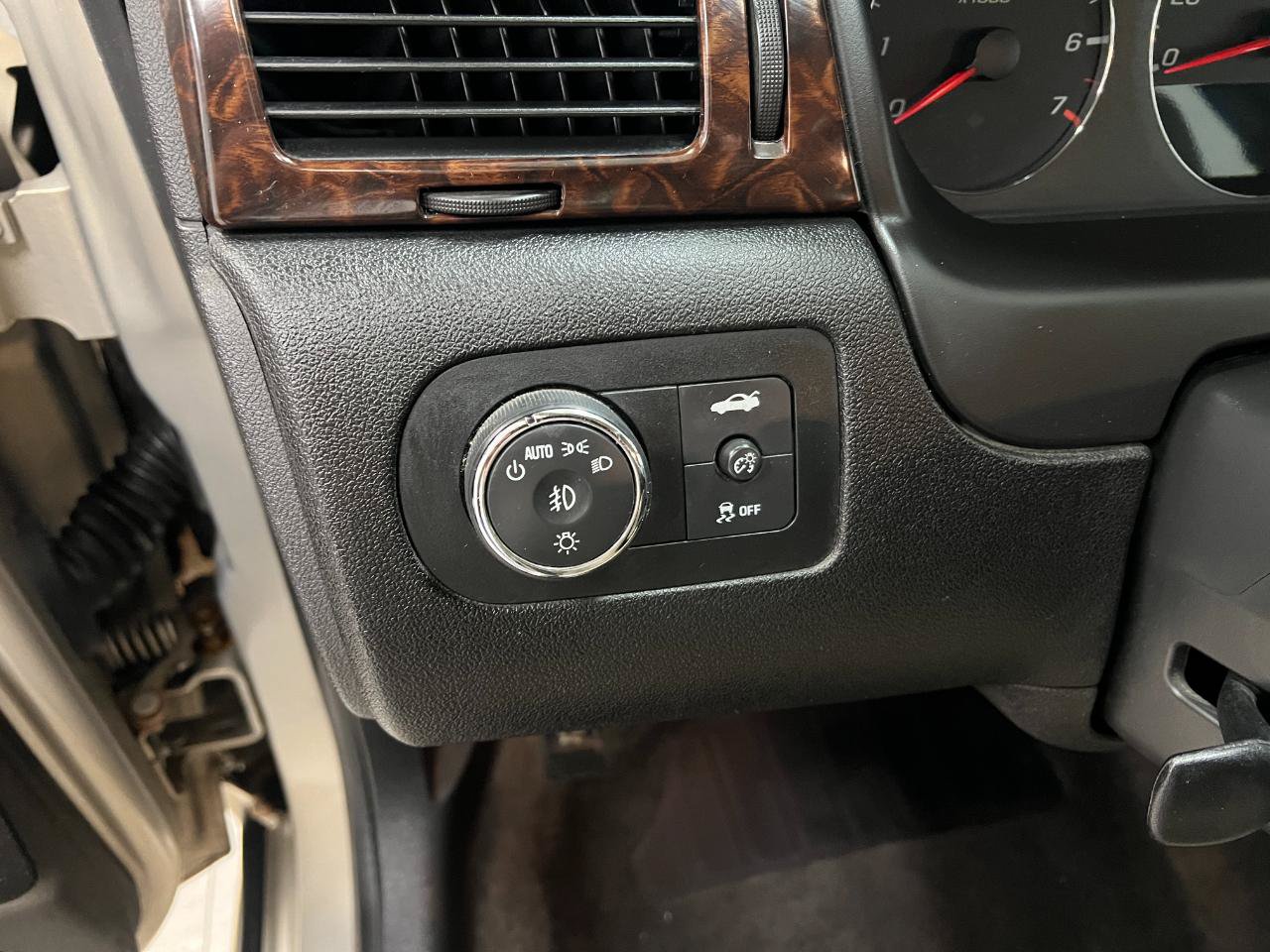 Used 2012 Chevrolet Impala LTZ FWD image 31
