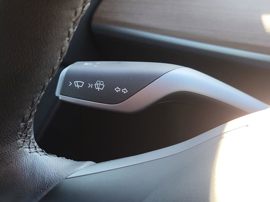 Used 2022 Tesla Model Y Long Range image 30