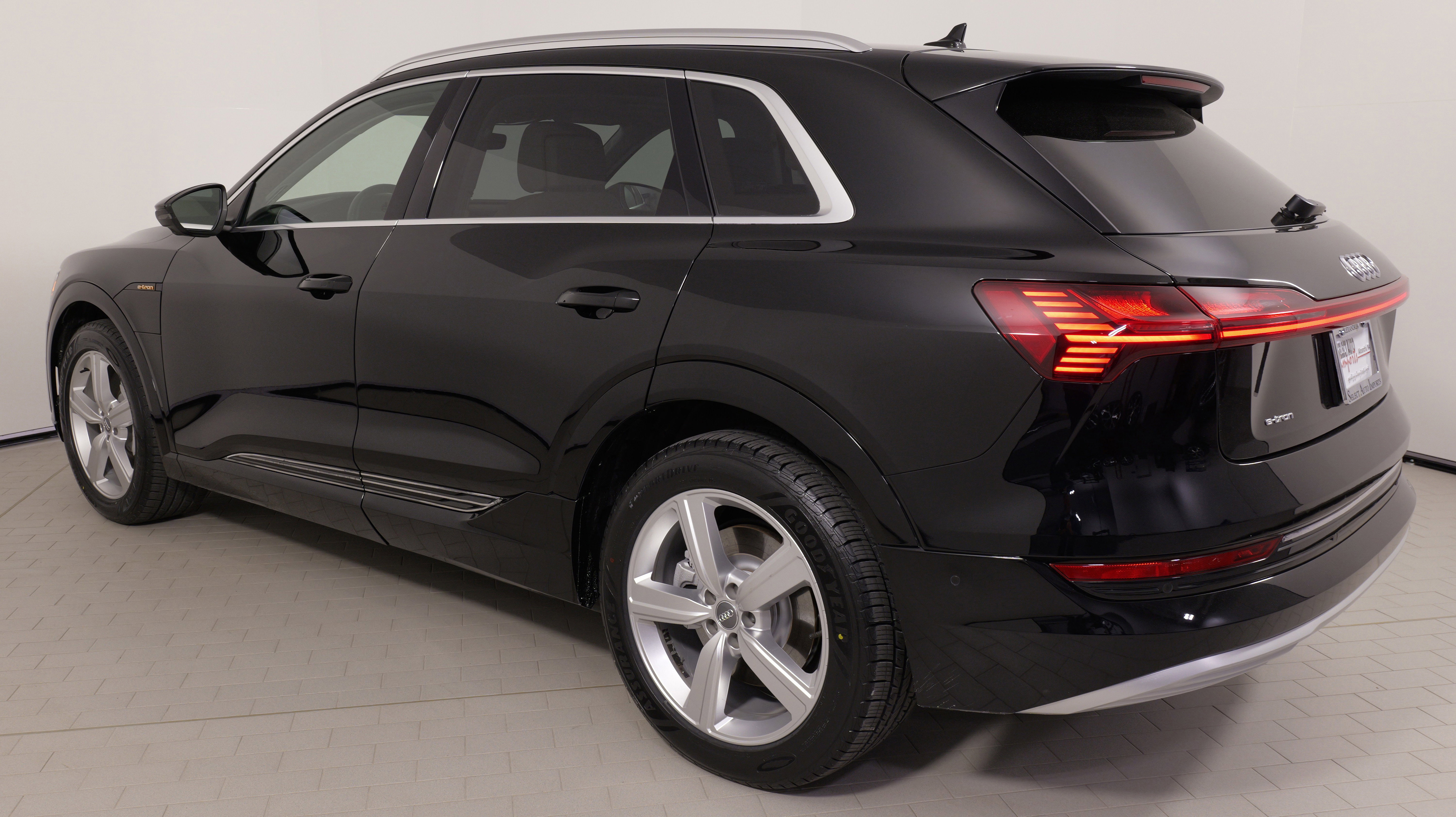 Used 2019 Audi e-tron Prestige w/ Prestige Package image 16