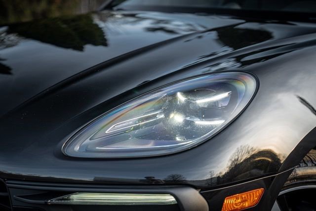 Used 2023 Porsche Macan Turbo image 4