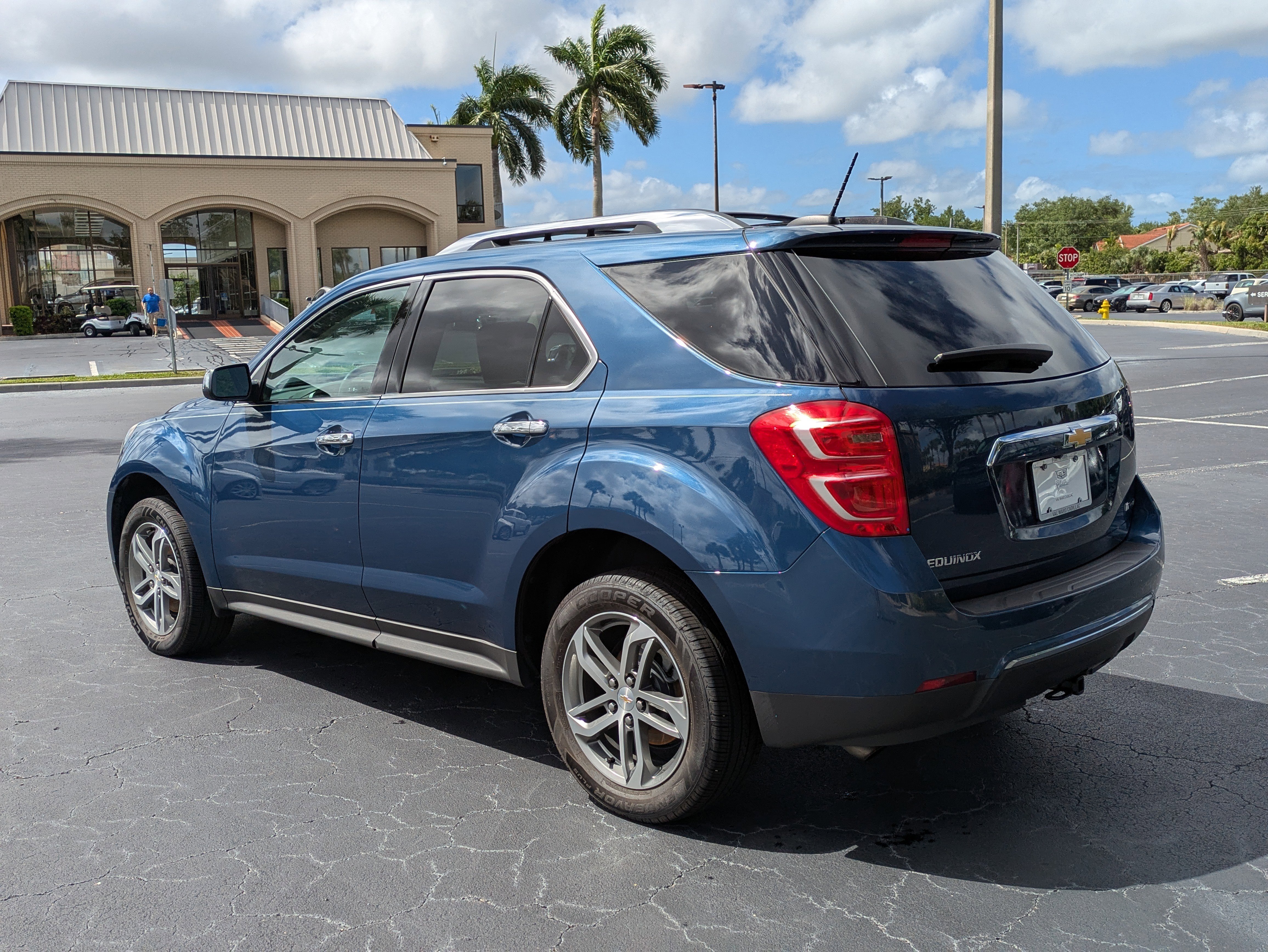 Used 2017 Chevrolet Equinox Premier w/ Enhanced Convenience Package FWD image 4
