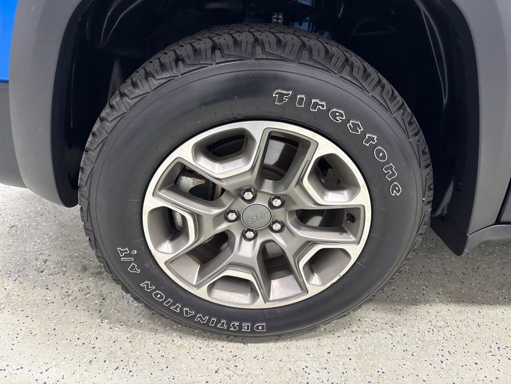 Used 2022 Jeep Cherokee Trailhawk AWD/4WD image 36