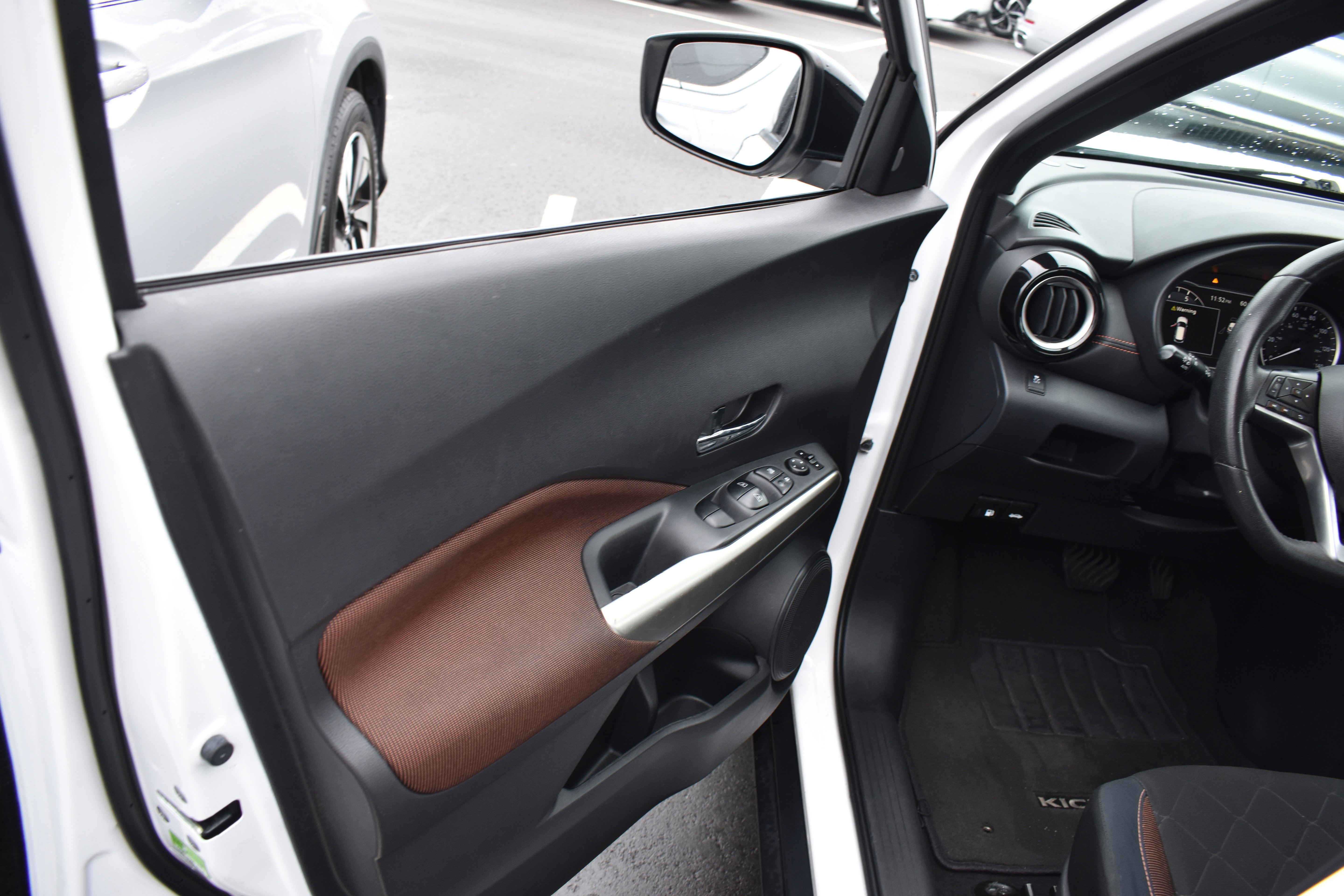 Used 2019 Nissan Kicks SR w/ Exterior Package image 22