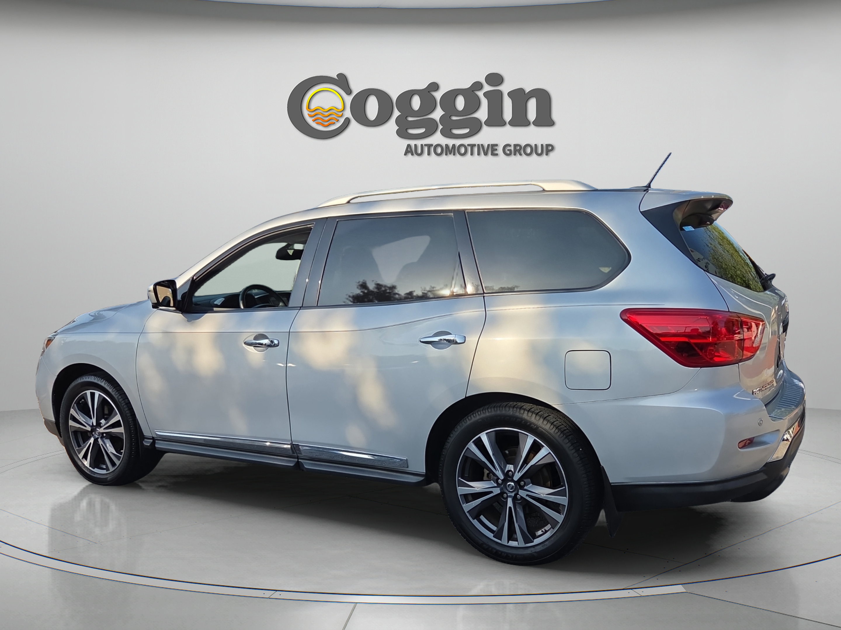 Used 2017 Nissan Pathfinder Platinum FWD image 3