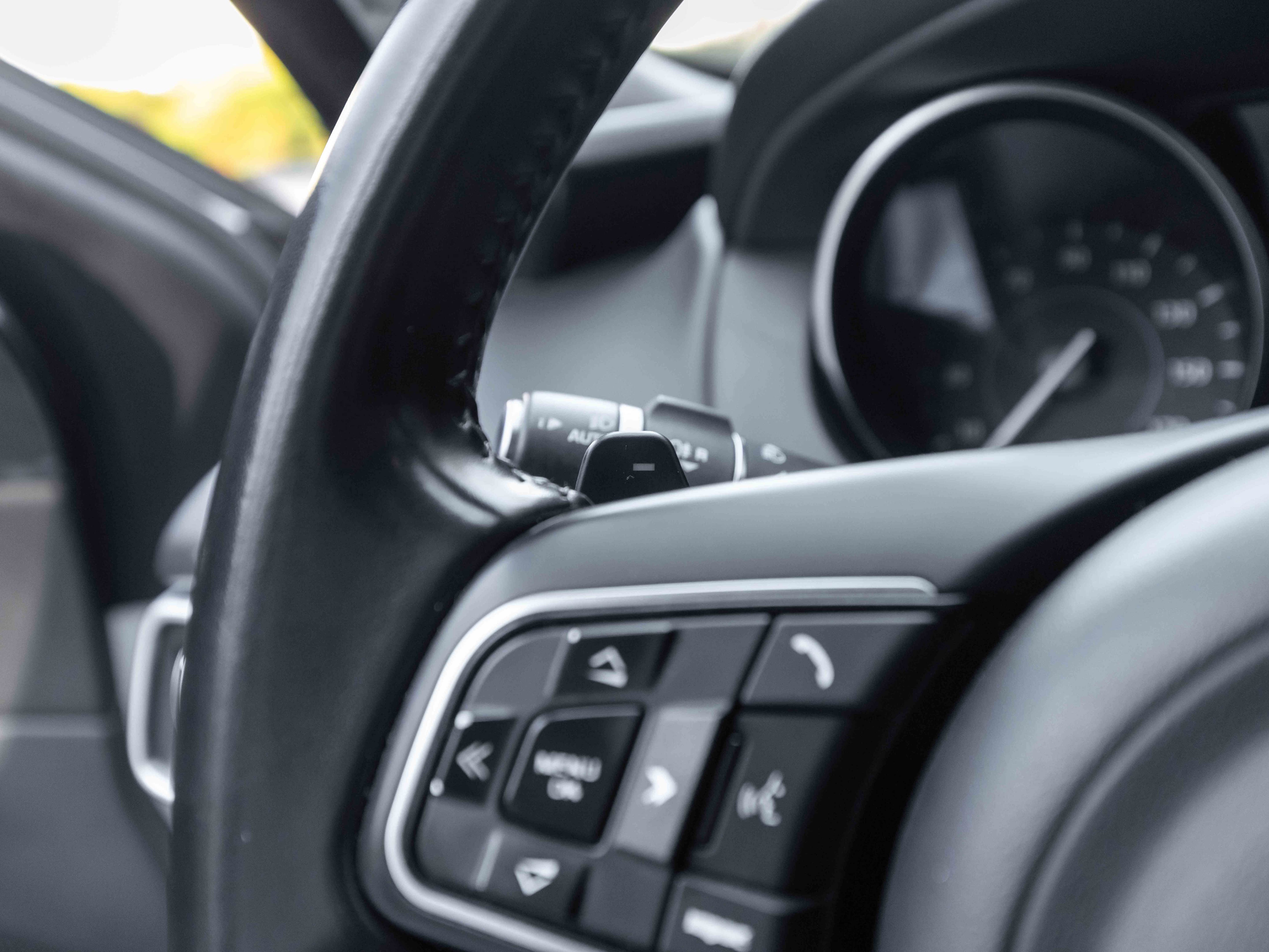 Used 2019 Jaguar XE Premium image 7