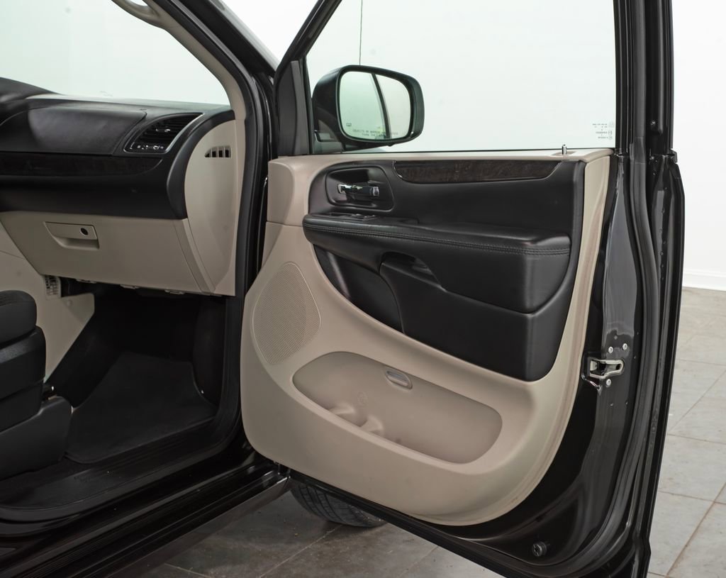 Used 2018 Dodge Grand Caravan SE w/ UConnect Hands-Free Group FWD image 16