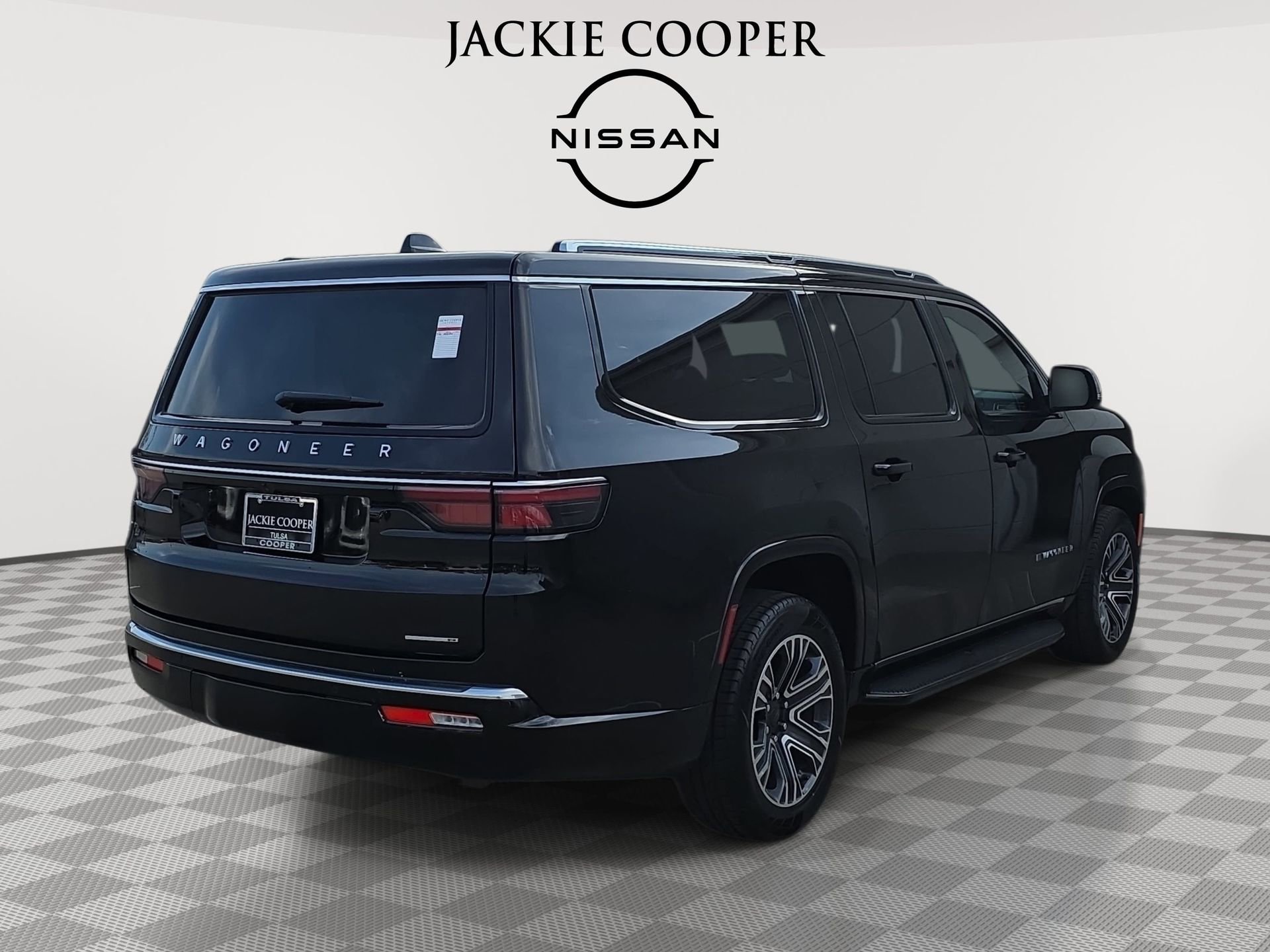 Used 2024 Jeep Wagoneer L Series II RWD image 5