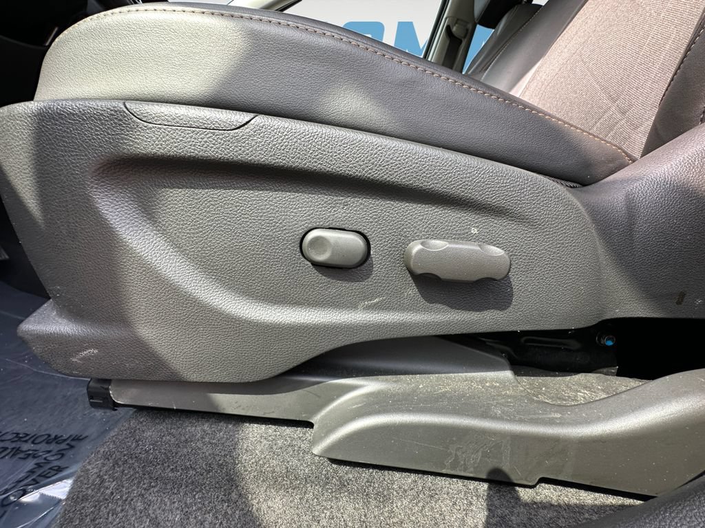 Used 2022 Chevrolet Trax LT w/ LT Convenience Package AWD/4WD image 17