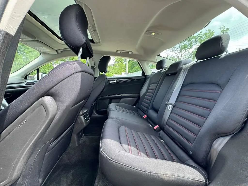 Used 2016 Ford Fusion SE FWD image 12