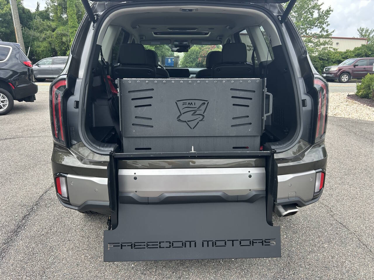 Used 2025 Kia Telluride EX w/ EX Captain's Chair Package FWD image 20