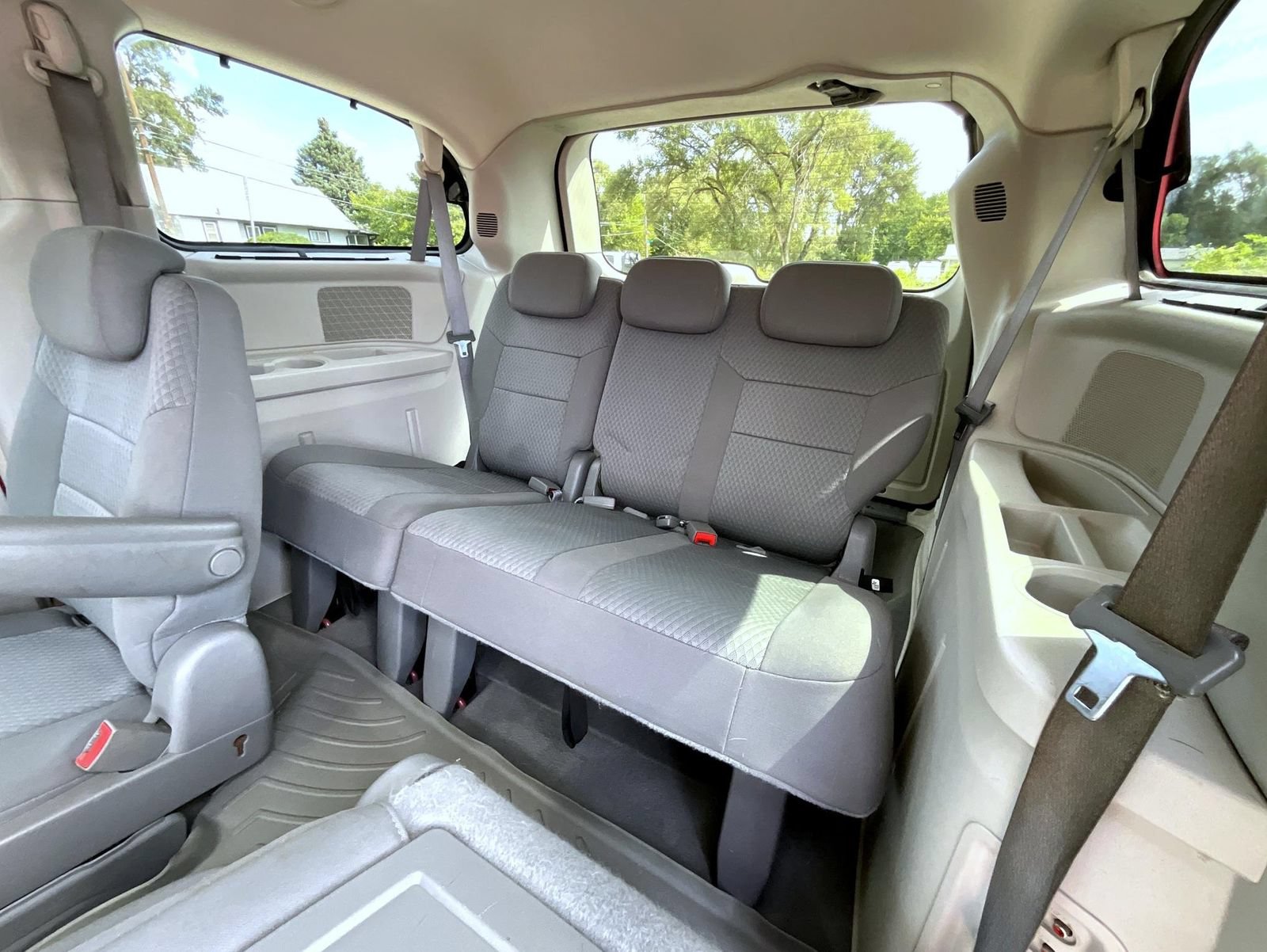 Used 2010 Chrysler Town & Country Touring w/ Entertainment Group #2 FWD image 22