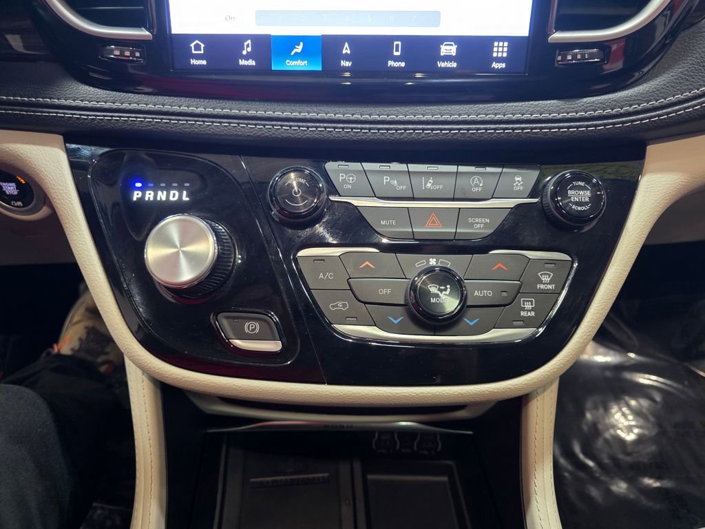 Used 2024 Chrysler Pacifica Limited image 24