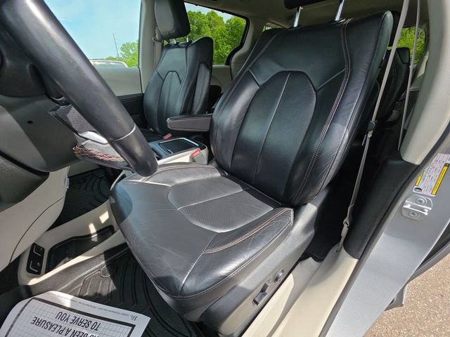 Used 2018 Chrysler Pacifica Touring-L Plus FWD image 11