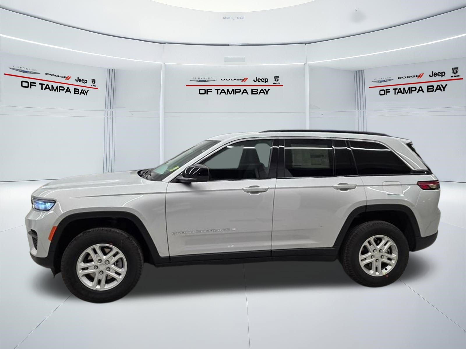 New 2025 Jeep Grand Cherokee Laredo w/ Luxury Tech Group I RWD image 3