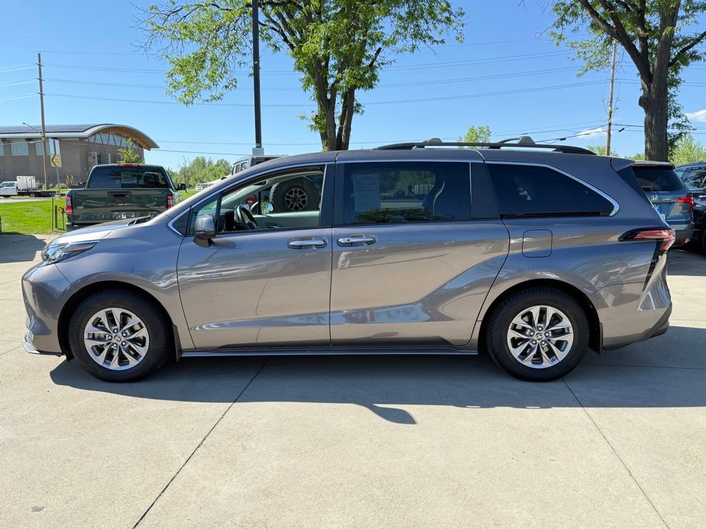 Used 2022 Toyota Sienna XLE AWD/4WD image 3