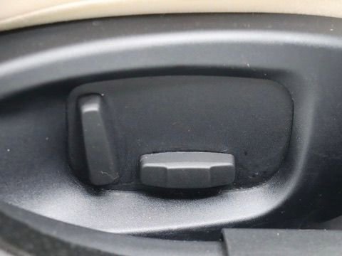 Used 2017 Jaguar XE Premium image 28