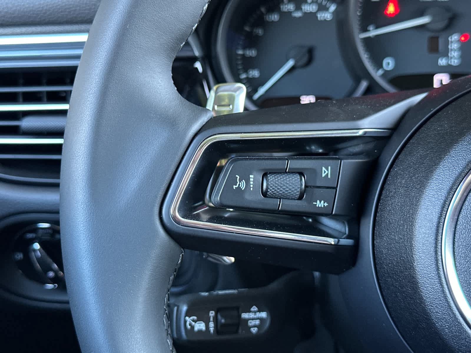 Certified 2025 Porsche Macan AWD/4WD image 26