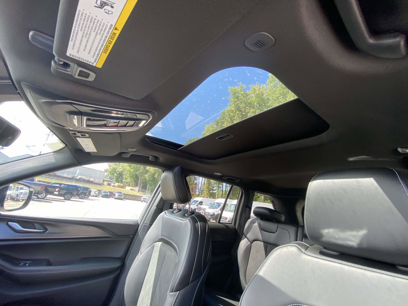 New 2025 Jeep Grand Cherokee Altitude image 8