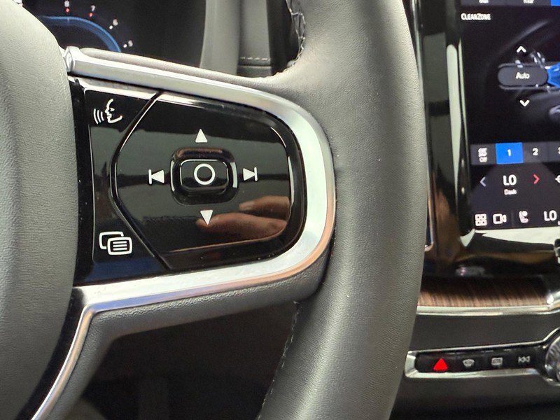 Certified 2023 Volvo XC60 B6 Ultimate w/ Protection Package Premier image 19