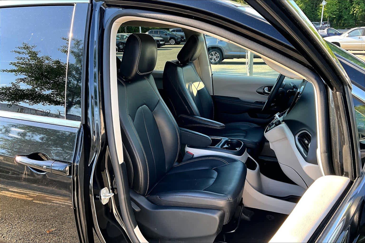 Used 2023 Chrysler Pacifica Touring-L FWD image 9