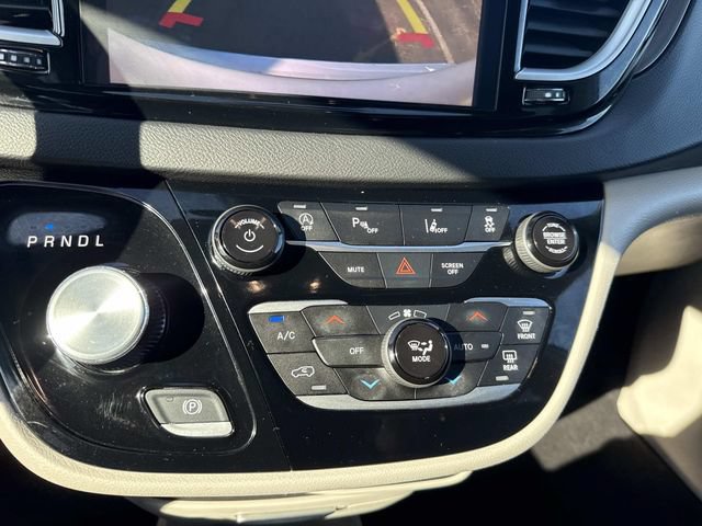 Used 2024 Chrysler Pacifica Touring-L FWD image 22