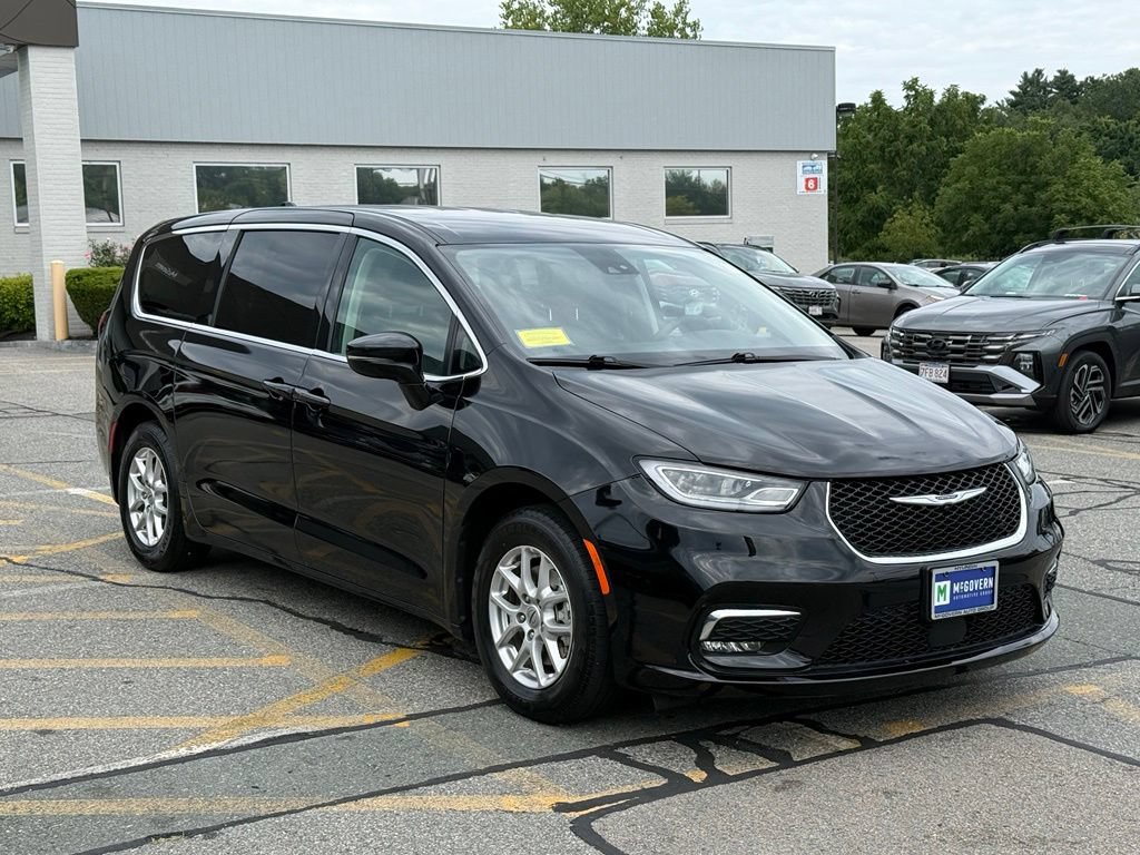 Used 2024 Chrysler Pacifica Touring-L FWD image 8