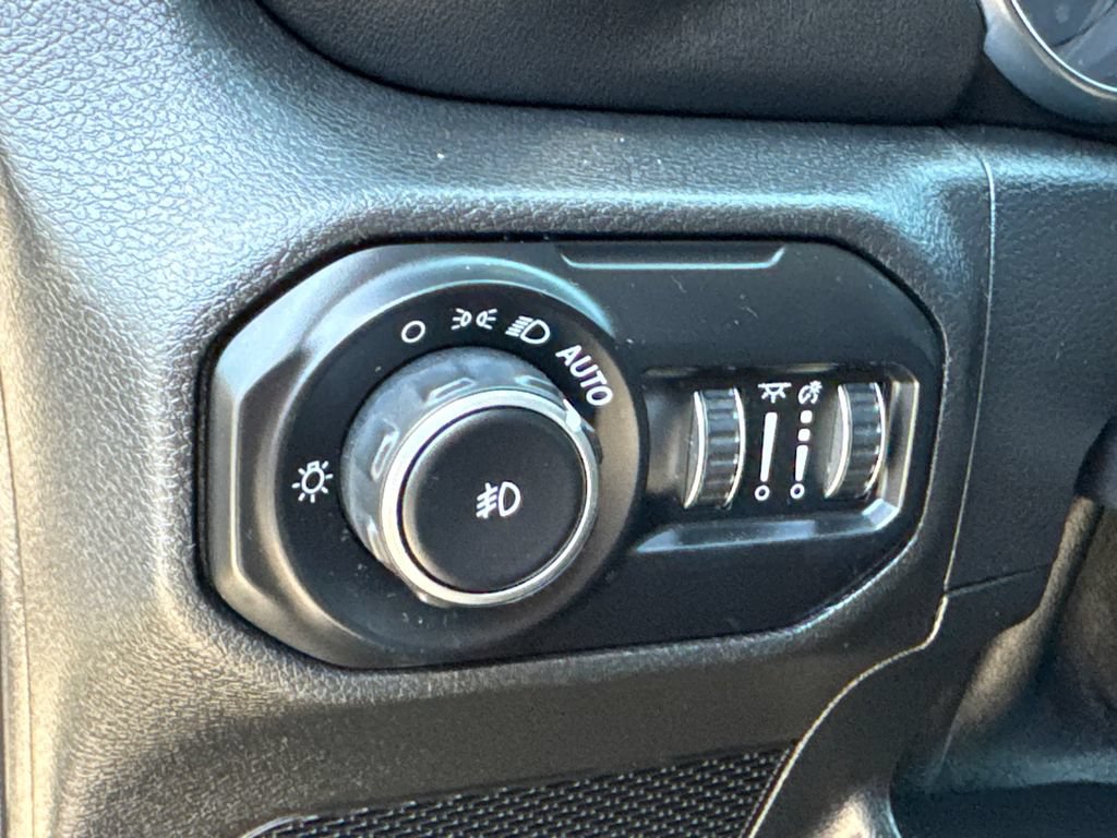 Used 2021 Jeep Wrangler Unlimited Sahara w/ Cold Weather Group AWD/4WD image 27