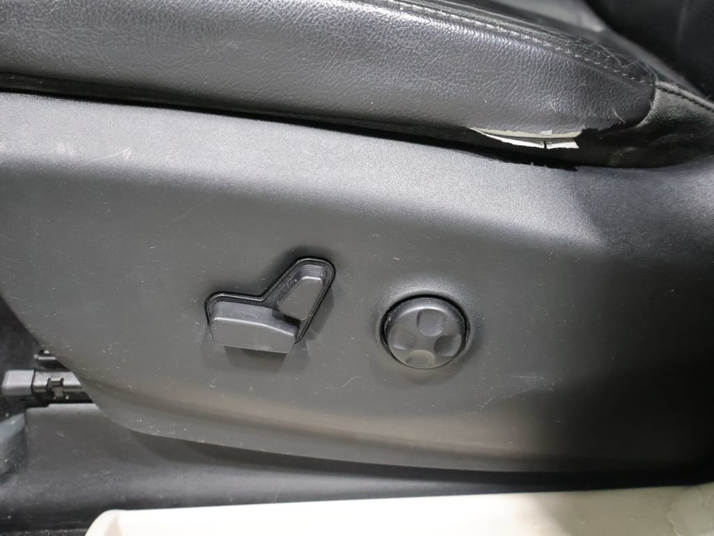 Used 2017 Chrysler Pacifica Touring-L Plus w/ Tire & Wheel Group FWD image 12