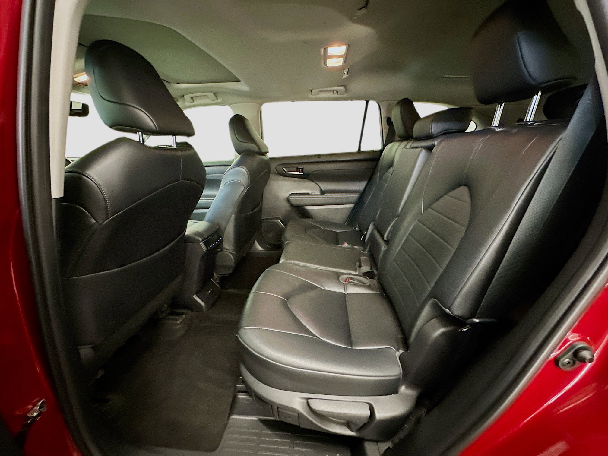 Used 2023 Toyota Highlander XLE image 30