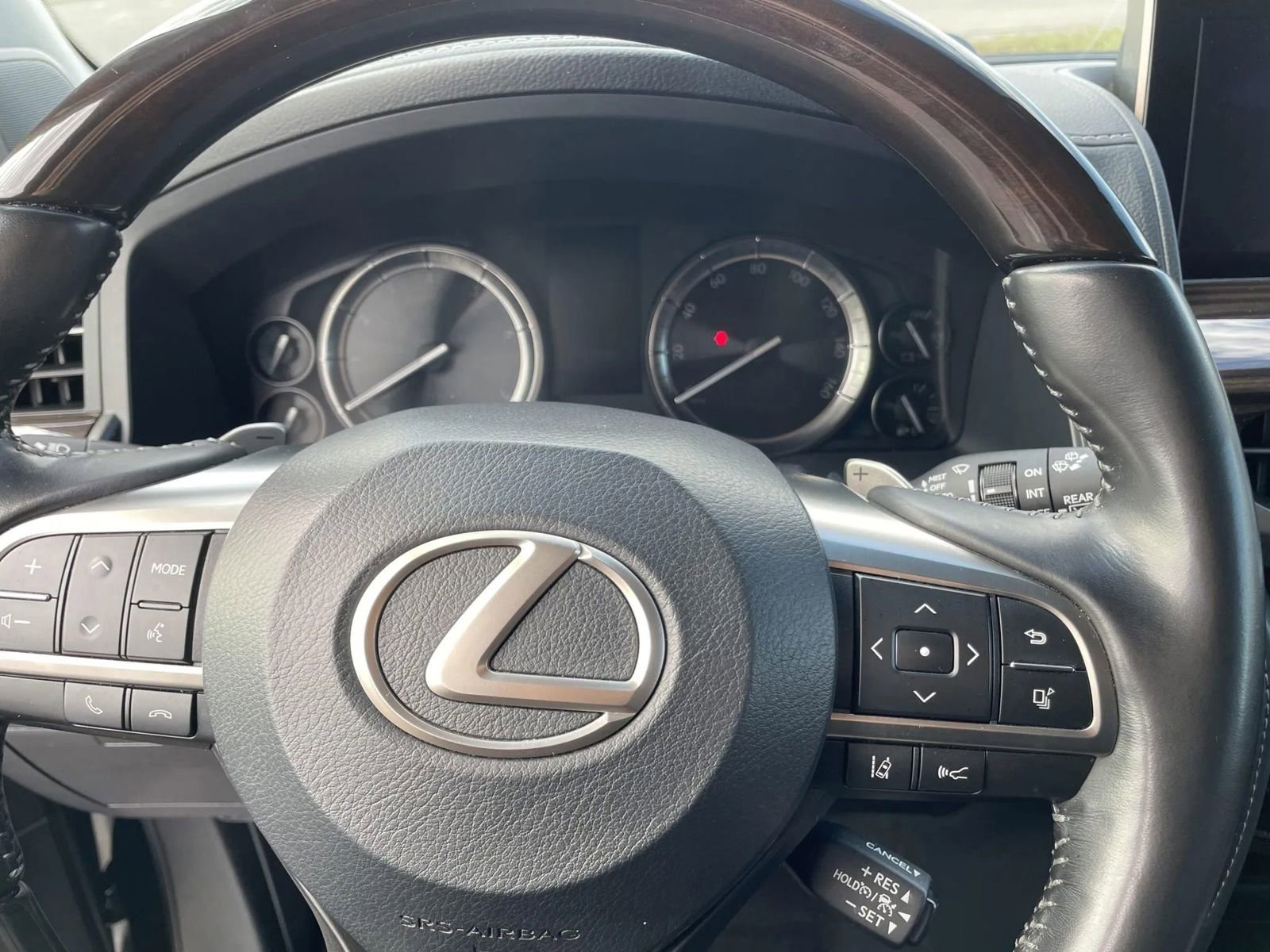 Used 2021 Lexus LX 570 4WD w/ Luxury Package image 26