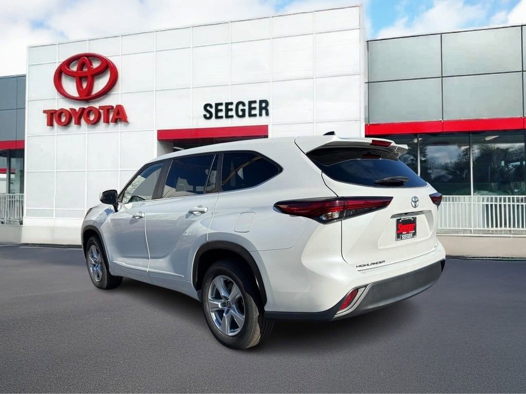Used 2023 Toyota Highlander LE image 7