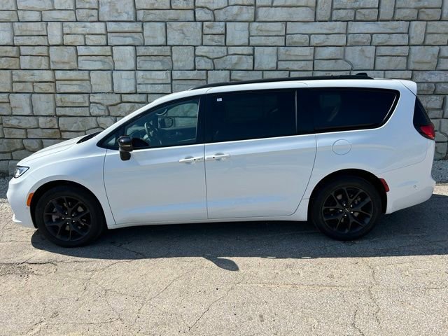 Used 2023 Chrysler Pacifica Limited w/ S Appearance Package AWD/4WD image 3