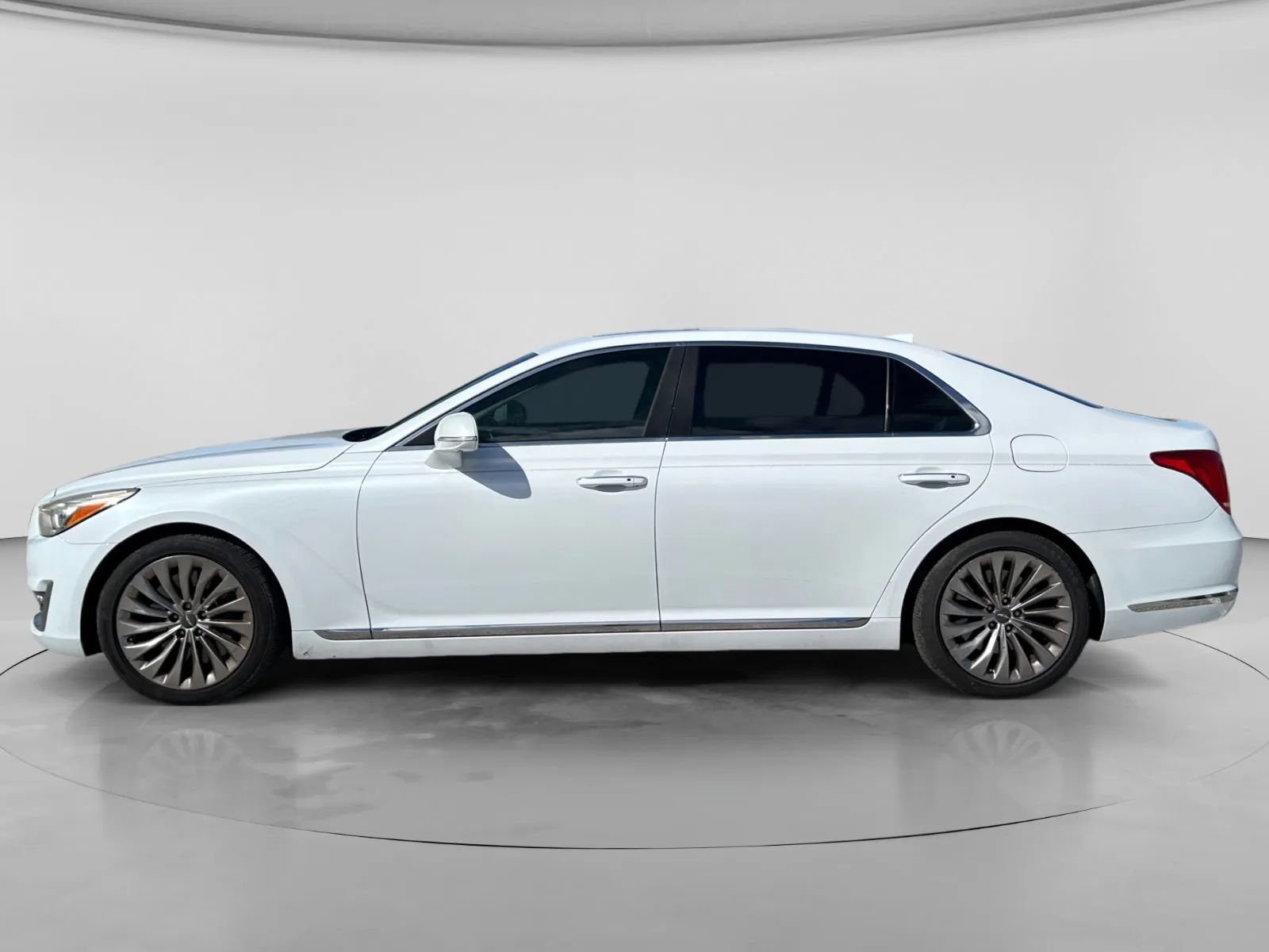 Used 2018 Genesis G90 3.3T Premium RWD image 2
