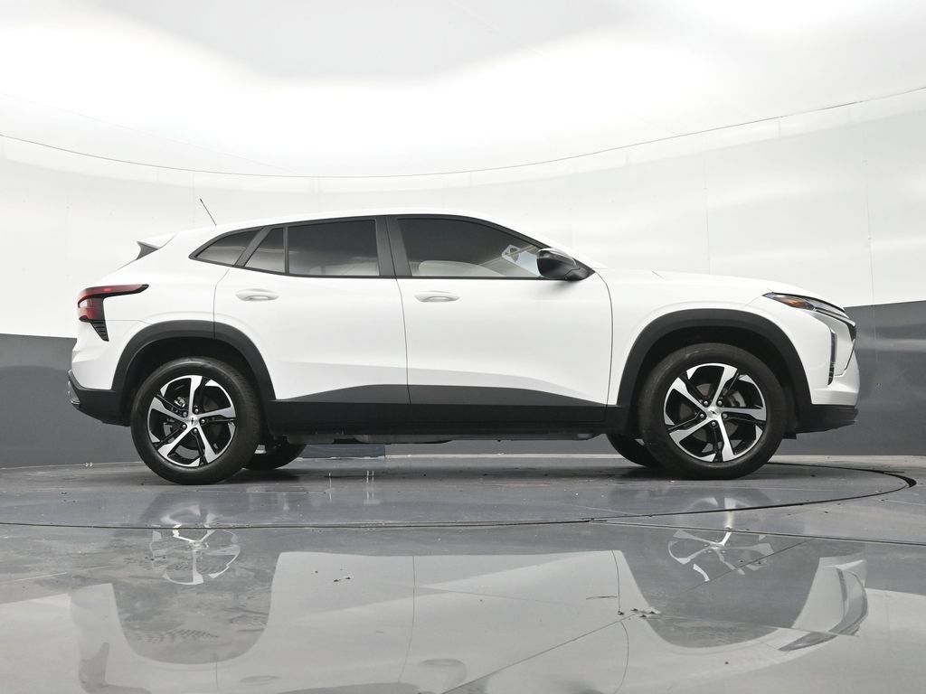 Used 2026 Chevrolet Trax RS FWD image 28