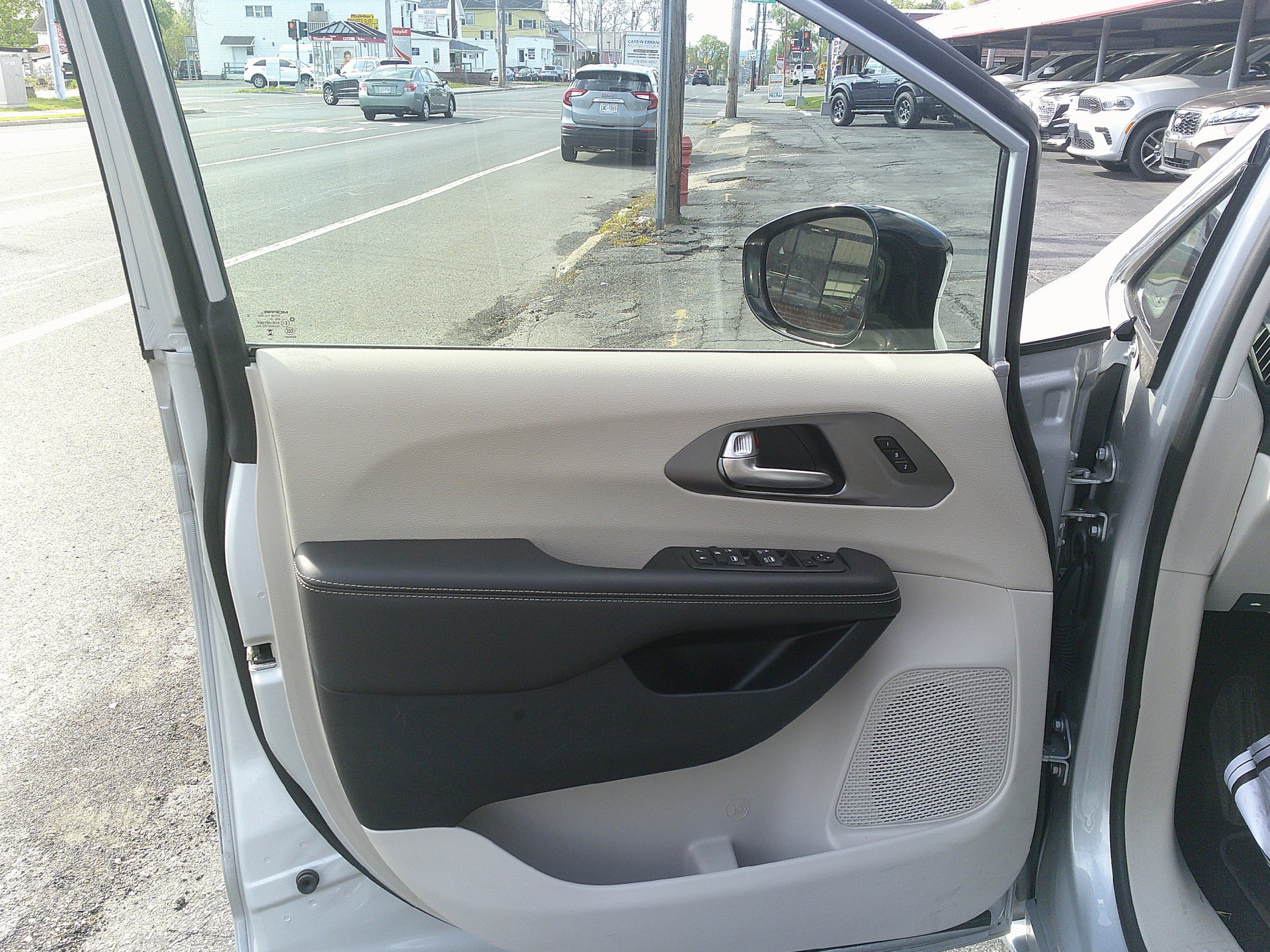 Used 2024 Chrysler Pacifica Touring-L FWD image 13