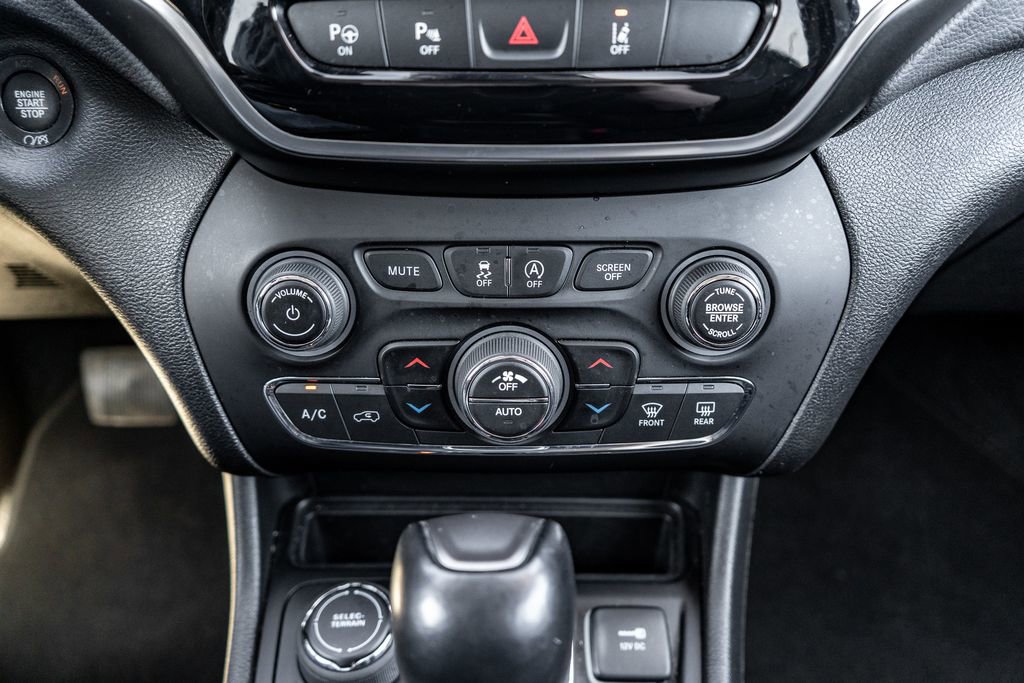 Used 2021 Jeep Cherokee Limited image 30