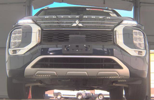 Used 2023 Mitsubishi Outlander SEL image 2