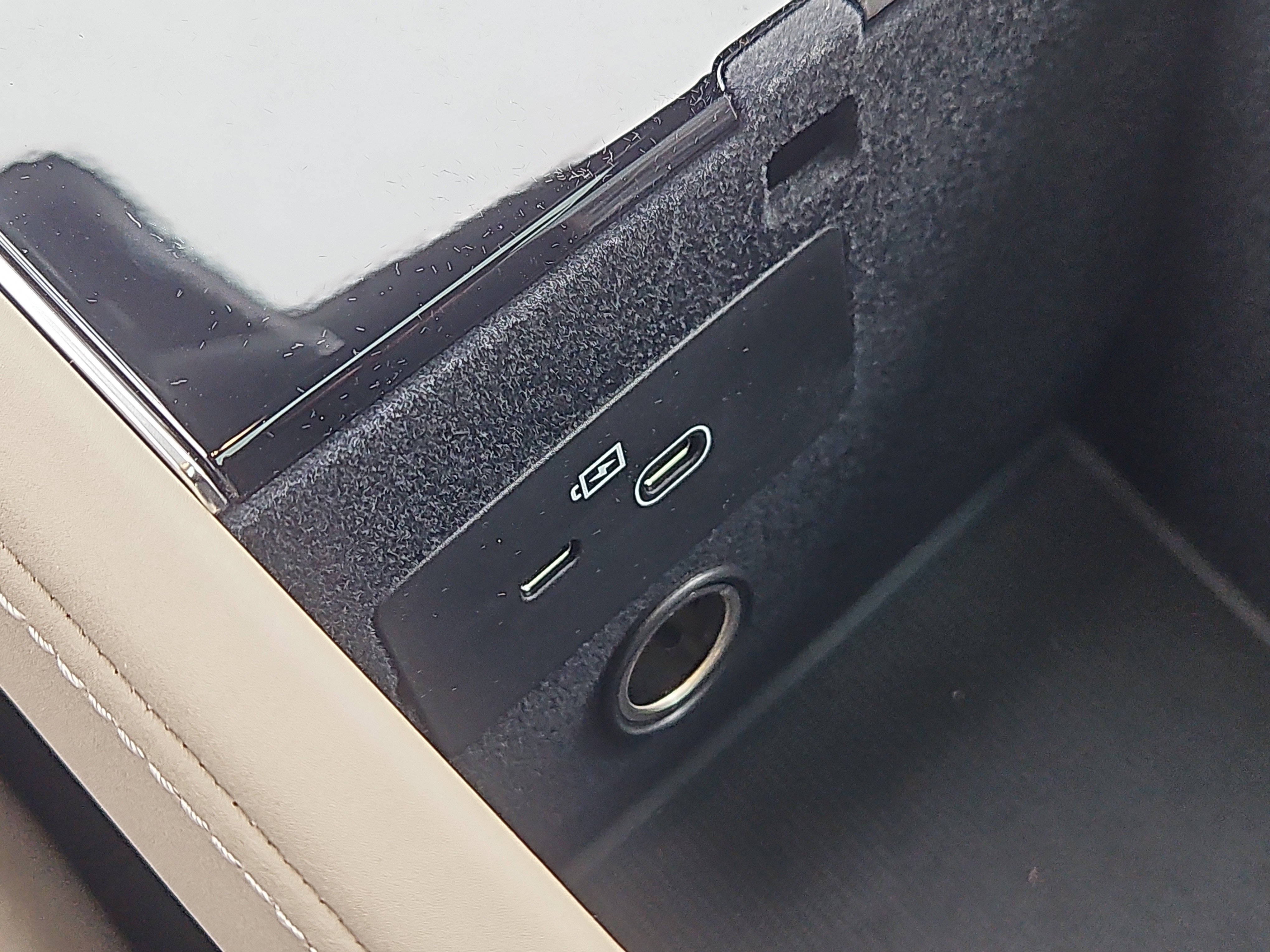 New 2026 Volvo XC90 B6 Plus w/ Protection Package Premier image 8