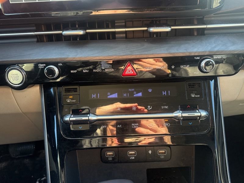 Used 2023 Kia Carnival EX image 16