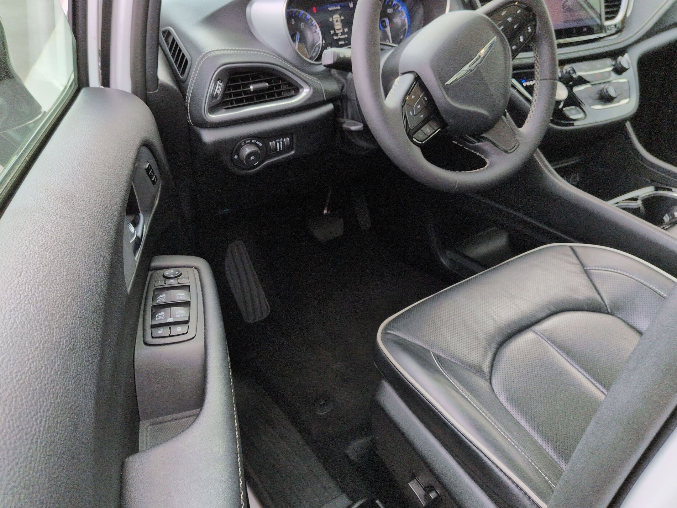 Used 2025 Chrysler Pacifica Limited FWD image 11