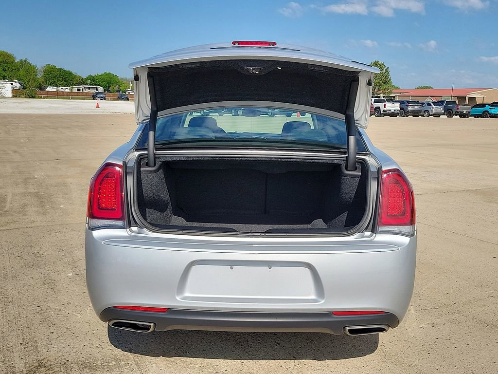 Used 2023 Chrysler 300 Touring w/ Sport Appearance Package image 8
