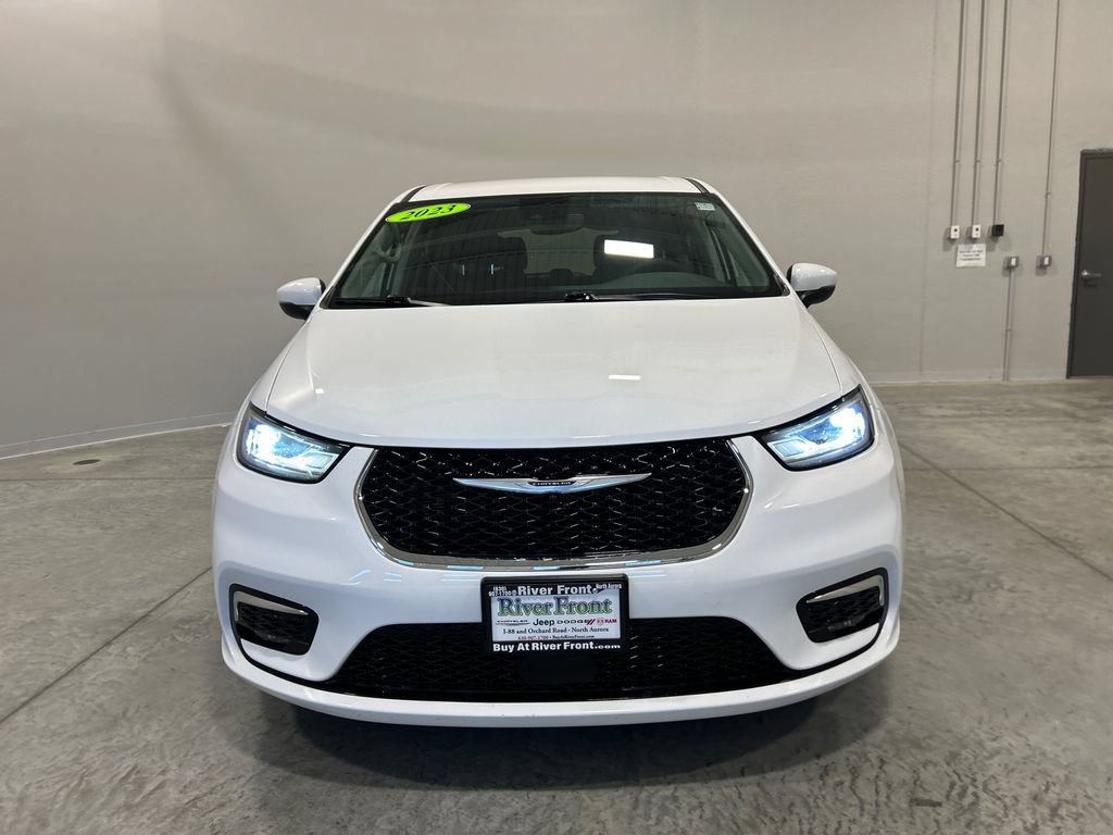 Used 2023 Chrysler Pacifica Touring-L FWD image 3
