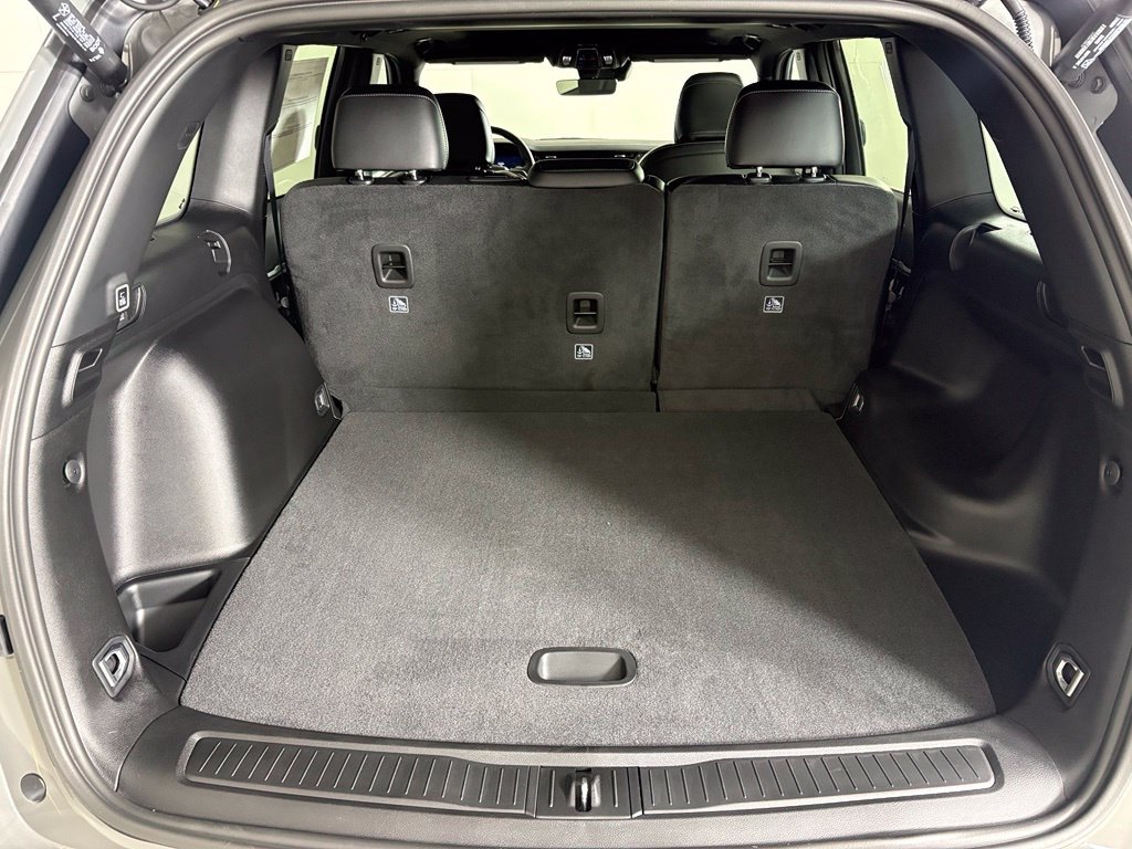 New 2027 Jeep Grand Cherokee Altitude RWD image 18