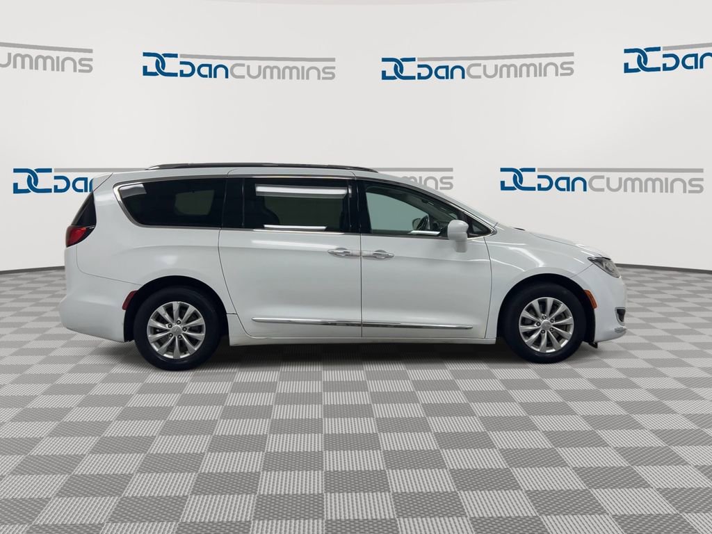 Used 2018 Chrysler Pacifica Touring-L FWD image 9