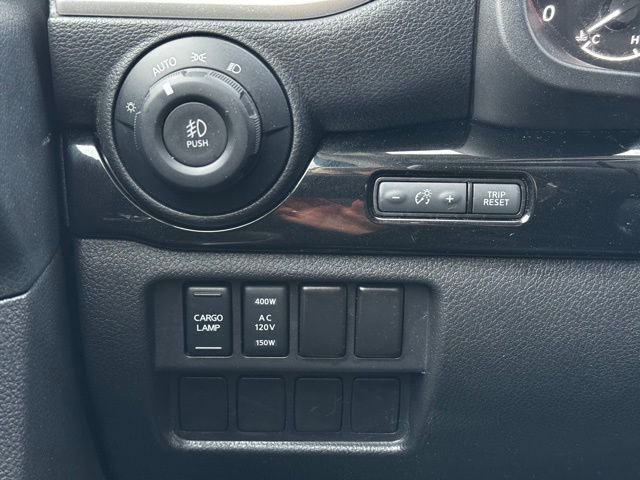 Used 2020 Nissan Titan SV image 31