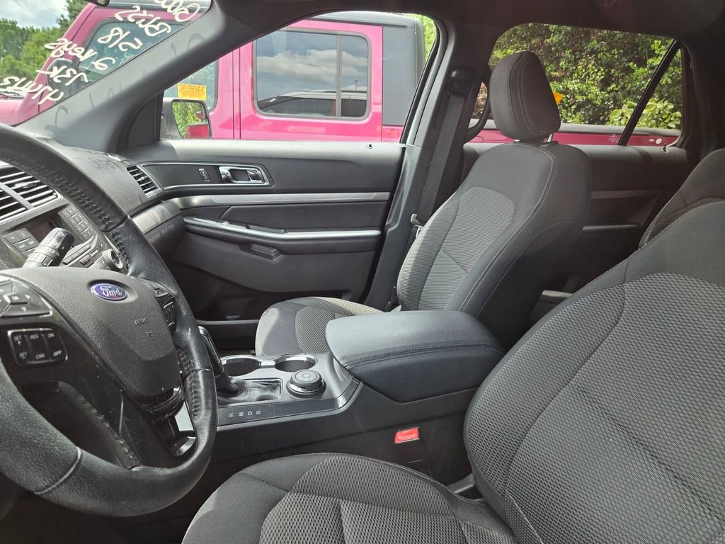 Used 2018 Ford Explorer XLT AWD/4WD image 5