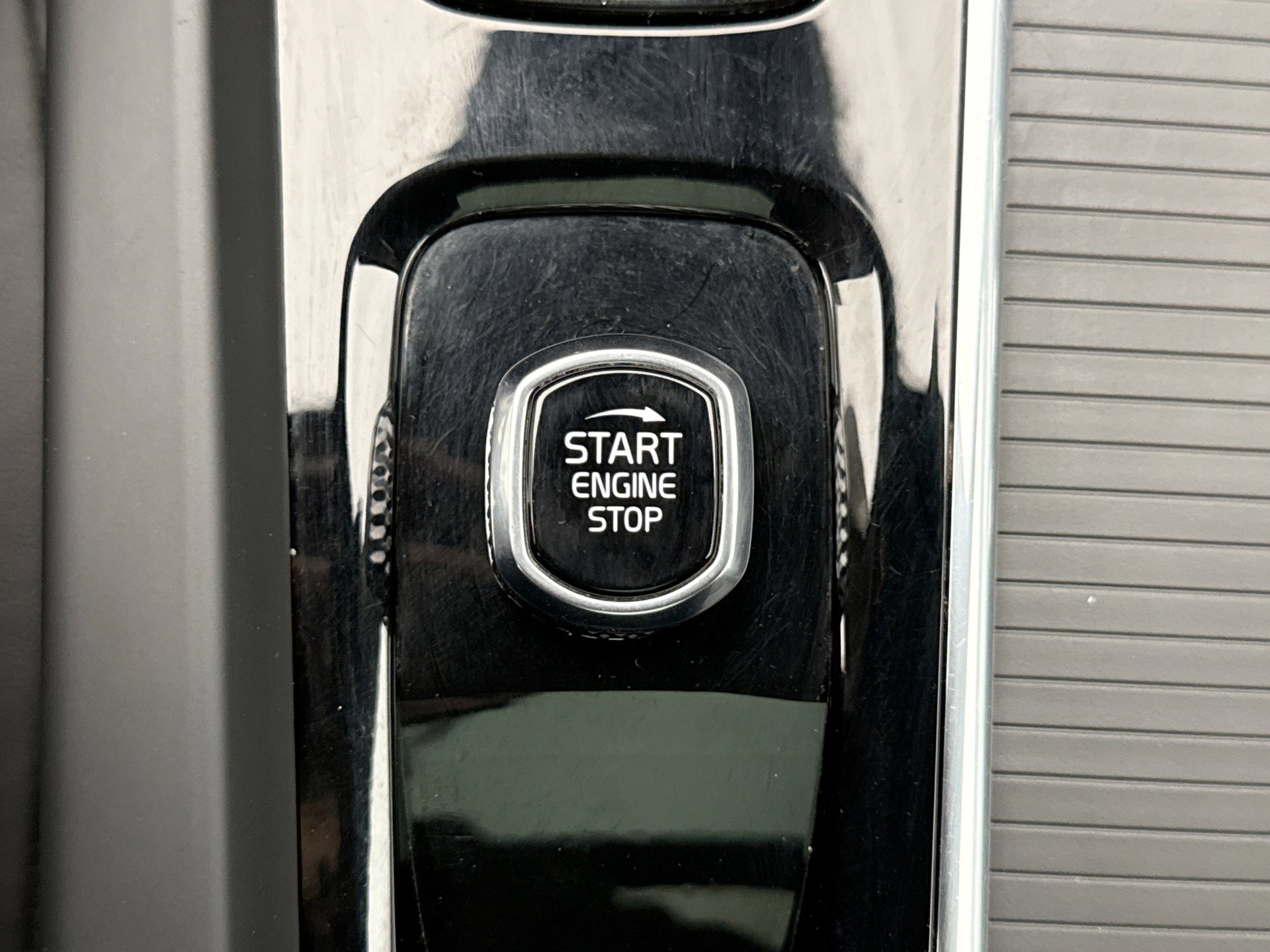 Used 2025 Volvo XC60 B5 Core image 24