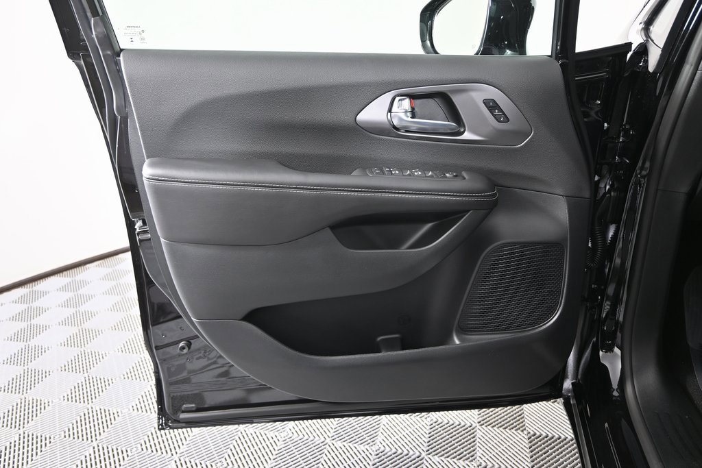 New 2026 Chrysler Pacifica Select image 20