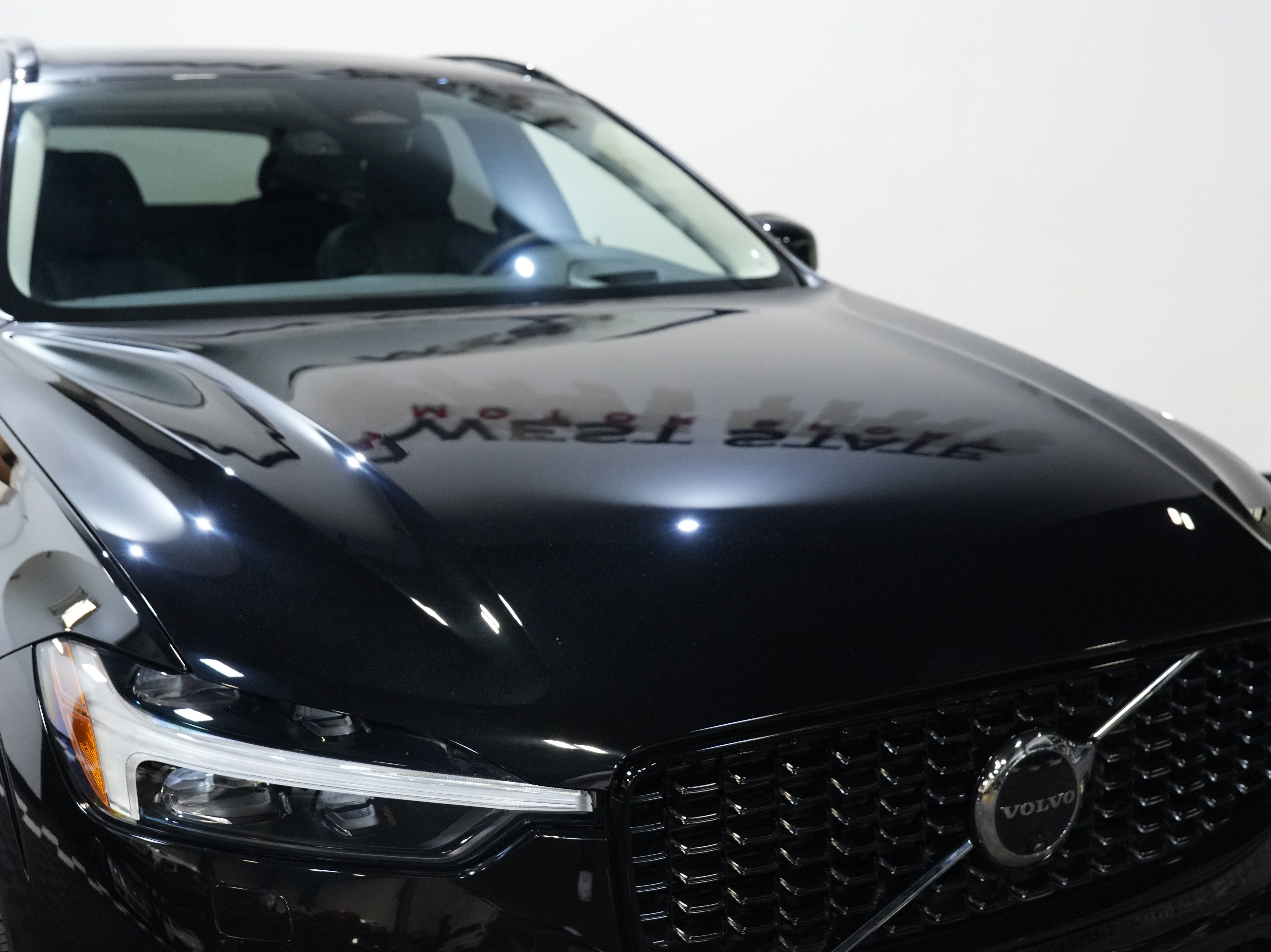 Used 2024 Volvo XC60 B5 Ultimate w/ Protection Package Premier image 12